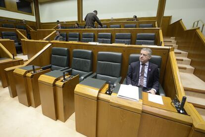 Basque regional premier Iñigo Urkullu in an empty parliament, after Friday’s session had to be canceled due to striking female deputies.