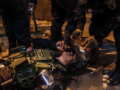 AME888. LIMA (PERÚ), 15/12/2022.- Policías socorren a uno de sus compañeros en medio de los enfrentamientos con manifestantes hoy, en los exteriores de Palacio de Justicia en Lima (Perú). Al menos seis manifestantes han muerto en las primeras 20 horas del estado de emergencia nacional en Perú, que entró en vigor el miércoles, en las protestas que suman 14 fallecidos desde el domingo y que piden la renuncia de la presidenta Dina Boluarte, el cierre del Congreso y la convocatoria de una constituyente. El Gobierno peruano ordenó un toque de queda nocturno en 15 provincias ubicadas en 8 departamentos, de los 24 que tiene el país, tras la violenta jornada de este jueves. EFE/ Aldair Mejía
