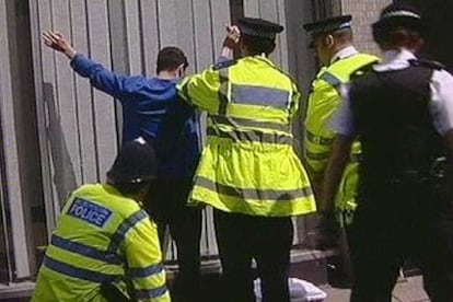 Agentes de la policía británica registran a un hombre cerca de la estación de Warren Street, ayer en Londres.