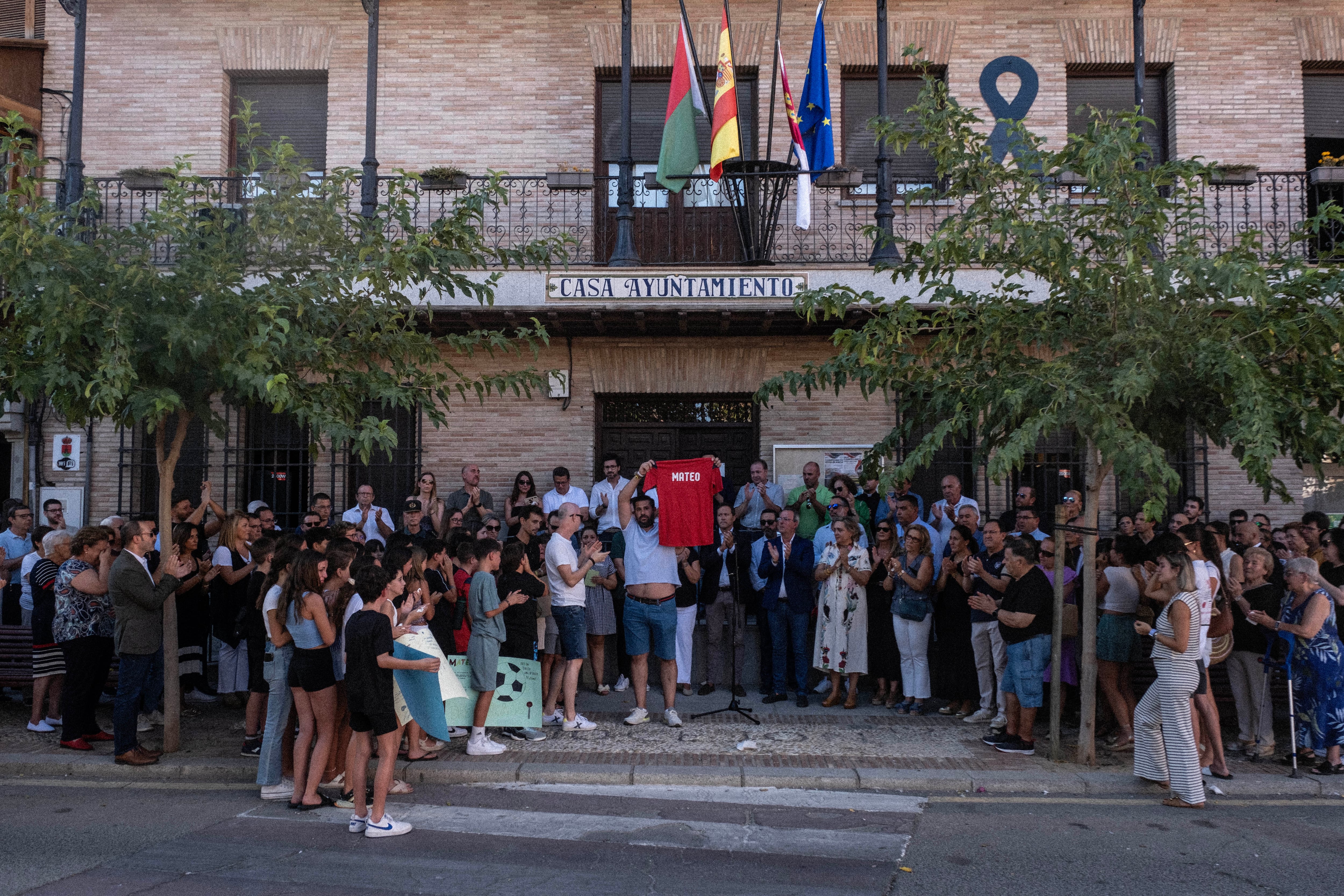 Concentración en la plaza del Ayuntamiento de la localidad toledana de Mocejón en homenaje a Mateo, el niño de 11 años asesinado en la  en el polideportivo del pueblo, al día siguiente del homicidio. 
