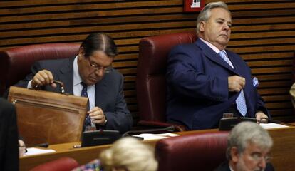 Pedro Ángel Hernández Mateo, exalcalde de Torrevieja, junto a Luís Díaz Alperi, en las Cortes.