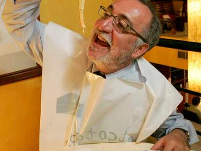 Pere Navarro come <i>calçots</i> en Casa Jorge, Madrid.