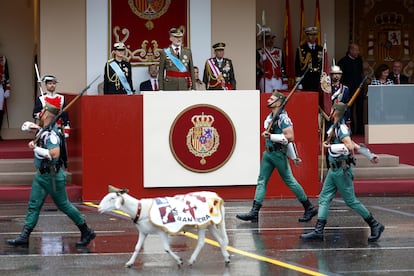 Miembros de la Legión con 'Killo', un borrego macho de seis años, que participa en el desfile.