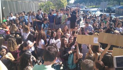 Estudiants protesten contra el professor.