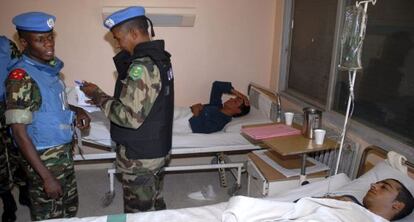 Observadores de Naciones Unidas visitan a soldados heridos en los combates, ingresados en un hospital militar de Damasco.