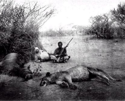 Dimitri Ghika, con su escopetero, retratados por su hijo junto a la peligrosa leona abatida durante su safari.
