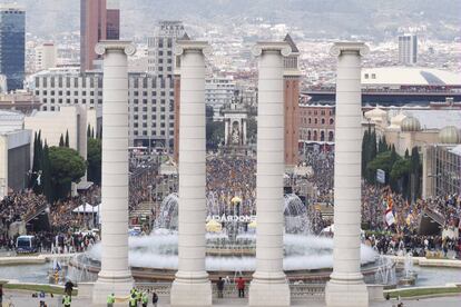 La manifestació darrere les quatre columnes de Puig i Cadafalch.