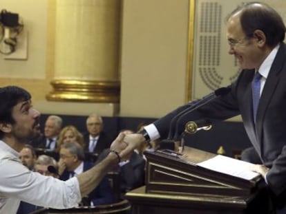 Ram&oacute;n Espinar de Podemos jura su cargo ante el presidente del Senado, P&iacute;o Garc&iacute;a Escudero, durante la sesi&oacute;n constitutiva de la C&aacute;mara Alta.