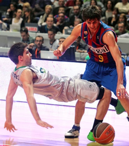 Ricky, a la derecha, pelea por el balón con Franch.