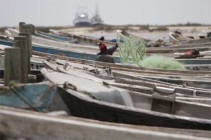 El puerto artesanal de Naudibú (Mauritania), del que parten la mayoría de embarcaciones de pesca tradicionales con rumbo a Canarias, fotografiado ayer.