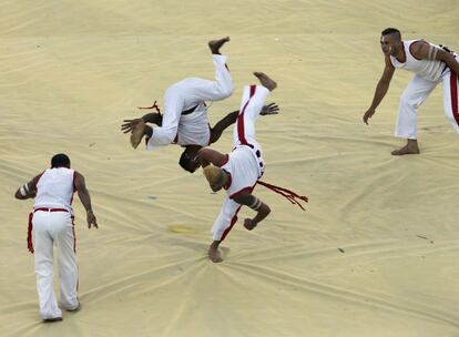 Capoeirista participam da cerimônia.