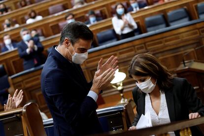 La portavoz del PSOE, Adriana Lastra, recibe los aplausos del presidente del Gobierno, Pedro Sánchez, tras su intervención.