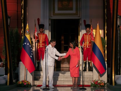 El presidente colombiano Gustavo Petro, en el centro atrás a la izquierda, y la presidenta interina de Venezuela, Delcy Rodríguez, en el centro atrás a la derecha, observan cómo el ministro de Relaciones Exteriores de Venezuela, Yvan Gil, al frente a la derecha, y la ministra de Relaciones Exteriores de Colombia, Rosa Villavicencio, firman un documento en el Palacio de Miraflores, en Caracas (Venezuela), el viernes 24 de abril de 2026.