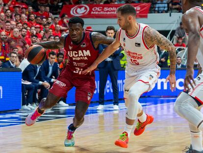 El base estadounidense de UCAM Murcia Dylan Ennis controla el balón ante la presión del base serbio de Valencia Basket Stefan Jovic.