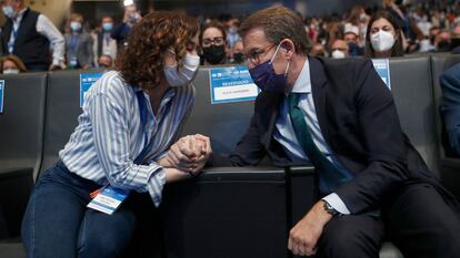 Isabel Díaz Ayuso y Alberto Núñez-Feijóo, en el congreso del PP celebrado en abril en Sevilla.