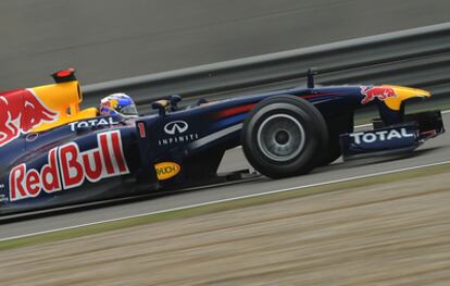 Vettel pilota su coche durante los entrenamientos de hoy.
