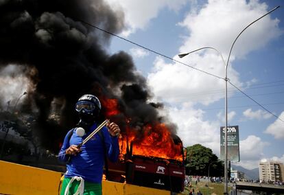 Un manifestantes con un tirachinas en la mano durante las protestas en Caracas.