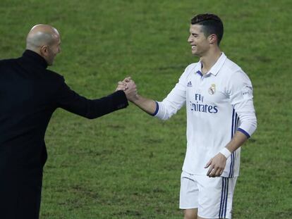 Zidane y Cristiano Ronaldo (autor de un triplete) celebran la victoria del Mundialito contra el Kashima.