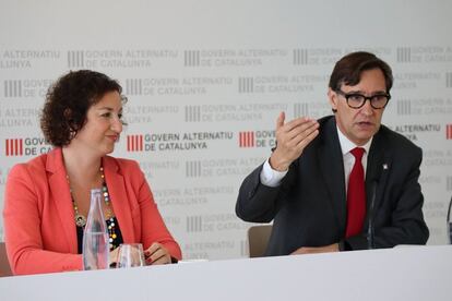 La portavoz del grupo socialista en el Parlament, Alícia Romero, y el líder del PSCI, Salvador Illa, en una reunión en Tarragona el viernes.