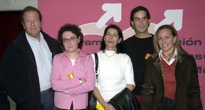 Mendiluce (d), Beatriz Gimeno, Inés Sabanés, Pedro Zerolo y Trinidad Jiménez poco antes de la inauguración del II Congreso de la Federacion Estatal de Gays y Lesbianas, que se celebra en Madrid en 2002.