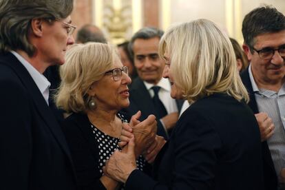 La alcaldesa de Madrid, Manuela Carmena, conversa con la viuda de Pérez Rubalcaba, Pilar Goya, durante la celebración de la capilla ardiente.