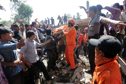 Equipos de rescate recuperan un cadáver tras el terremoto.