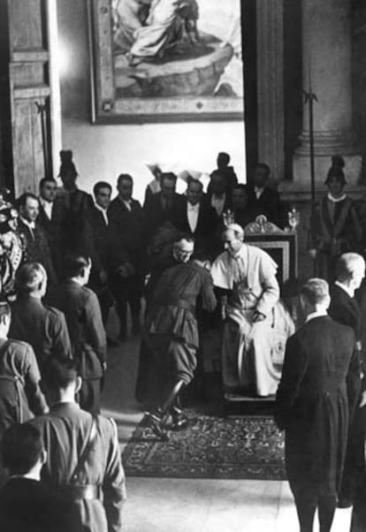 Ciudad del Vaticano, 13 de junio. El papa Pio XII recibe a soldados españoles, acompañantes de voluntarios italianos que han participado en la Guerra Civil.