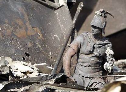Estatua quemada en el Oakridge Home Park.