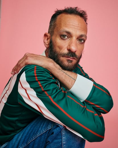 <b>DANI HERNÁNDEZ (artista, 45 años). </b>En estos días del Orgullo, Hernández abraza más que nunca su faceta de activista: recientemente le han invitado a dar talleres sobre bisexualidad en nombre del colectivo al que pertenece, Señores Bi-en. Su participación en este reportaje es también una declaración de intenciones: saldrá del armario 'bi' con sus padres.