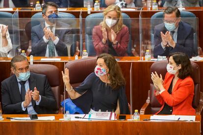 Los diputados del PP aplauden a Eugenia Carballedo, tras ser nombrada presidenta el pasado 8 de junio. 