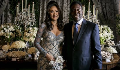 Pelé y la empresaria brasileña de origen japonés Marcia Cibele Aoki tras su boda.