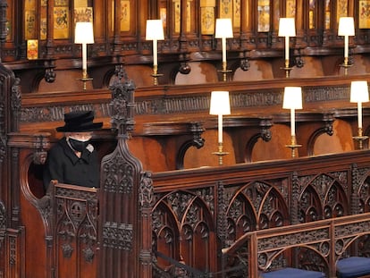 Isabel II asiste en soledad el funeral de su esposo, Felipe de Edimburgo, el 17 de abril en la capilla del Castillo de Windsor.