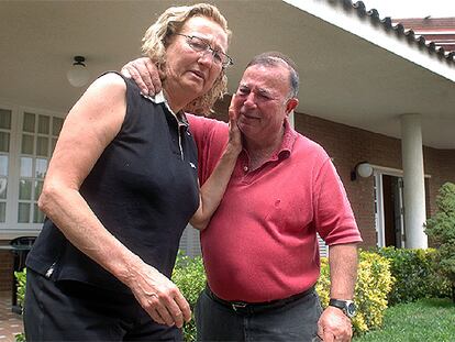 Roser Nogués y Joan Borràs, desconsolados tras sufrir el asalto a su casa.
