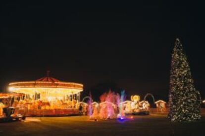 Carrusel y mercado navideño en los jardines del castillo de Leeds (Reino Unido).