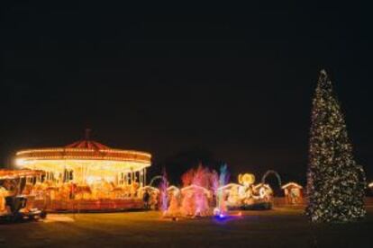 Carrusel y mercado navideño en los jardines del castillo de Leeds (Reino Unido).