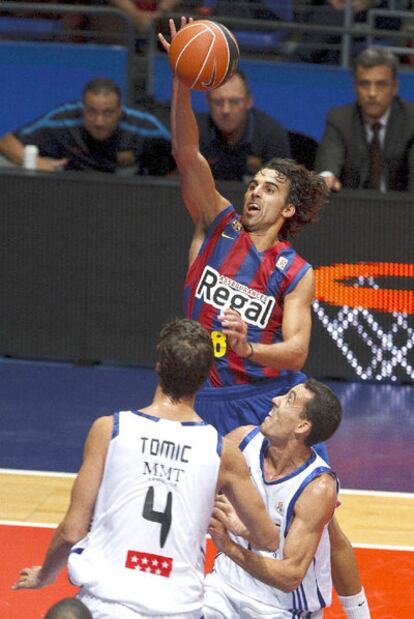 Sada, base del Barcelona, entra a canasta ante Tomic.