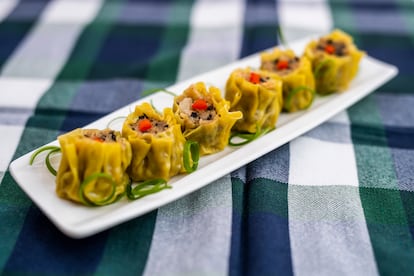 Siu mai de cerdo y langostinos, elaborados a mano. 