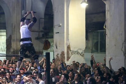 El luchador Trash-Man se sube a las cuerdas del ring para hacer rugir al público.