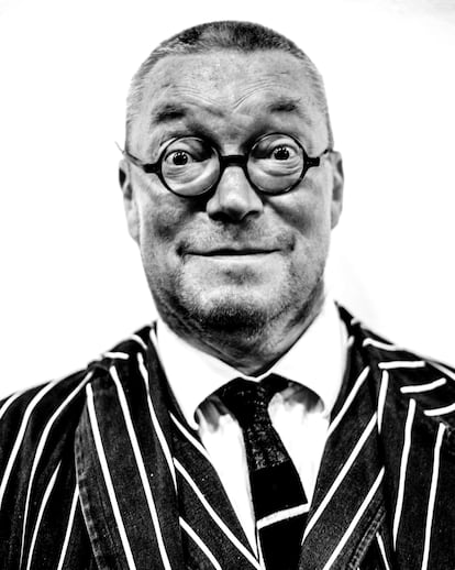 Fergus Henderson, chef e innovador culinario, fotografiado frente a las austeras paredes blancas de su restaurante St. John de Londres durante la fiesta de aniversario.