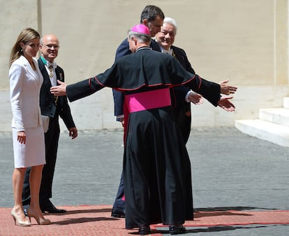 Don Felipe y doña Letizia fueron recibidos por un piquete de honor de la Guardia Suiza en el Patio de San Damaso, donde salió a darles la bienvenida al arzobispo Georg Gänswein (c), prefecto de la casa pontificia.