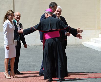 Don Felipe y doña Letizia fueron recibidos por un piquete de honor de la Guardia Suiza en el Patio de San Damaso, donde salió a darles la bienvenida al arzobispo Georg Gänswein (c), prefecto de la casa pontificia.