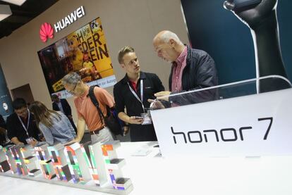 Los visitantes prueban el Honor 7, nuevo smartphone de Huawei en la Feria IFA de Berlín.
