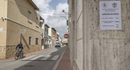 La calle principal de San Fulgencio, prácticamente desierta.