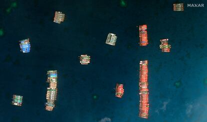 Embarcaciones chinas atracadas en el arrecife Whitsun, en una imagen satelital del pasado día 23.