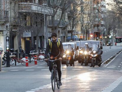 Un ciclista puja pel carril bici del carrer Girona.