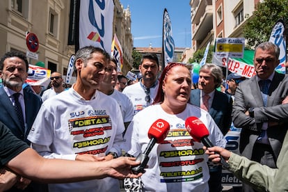 Mónica Gracia, secretaria general del SUP y firmante del acuerdo con Desokupa, atiende a los medios en una manifestación celebrada el 17 de mayo del año pasado para criticar la política retributiva de Interior.