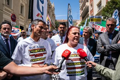 Mónica Gracia, secretaria general del SUP y firmante del acuerdo con Desokupa, atiende a los medios en una manifestación celebrada el 17 de mayo del año pasado para criticar la política retributiva de Interior.