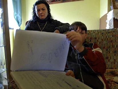 Ildefonso muestra su diario junto a su madre, en su casa de Bailén.