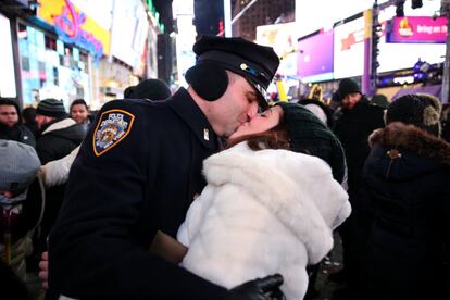 Un policía de Nueva York celebra el Año Nuevo con su pareja en Times Square, el 1 de enero de 2018.