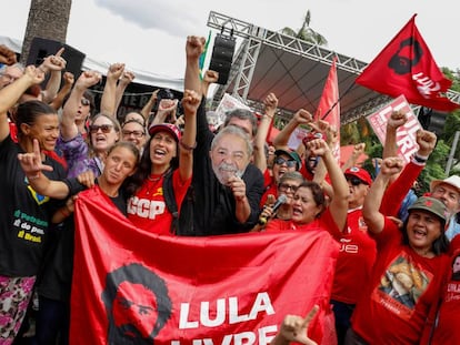 Apoiadores de Lula em frente à sede da PF em Curitiba.